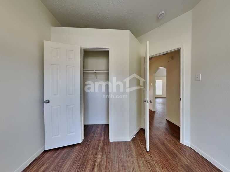 Building Photo - 9710 Sundew Dr