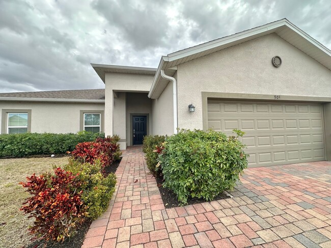 Building Photo - Huge Screened Lanai! Modern & Spacious 4 Bed 2 Bath