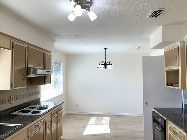 Building Photo - 13611 Elm Ct