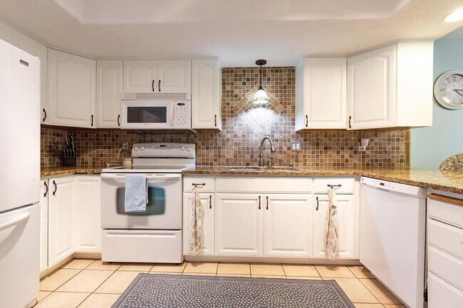 Building Photo - Easy Living! 3 Bedroom Home Condo in St. G...