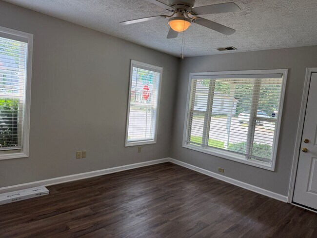 Building Photo - 3 Bedroom Available Now!