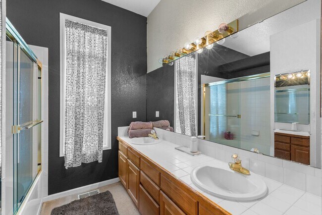 Building Photo - 5 Bedroom Available in Timber Creek