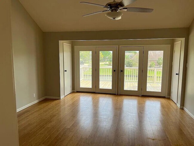 Building Photo - 3203 Bayou Dr