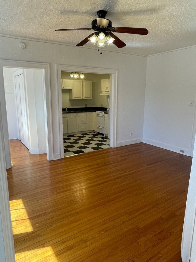 Building Photo - 1BD/1BA Corner Unit ON Napoleon Ave