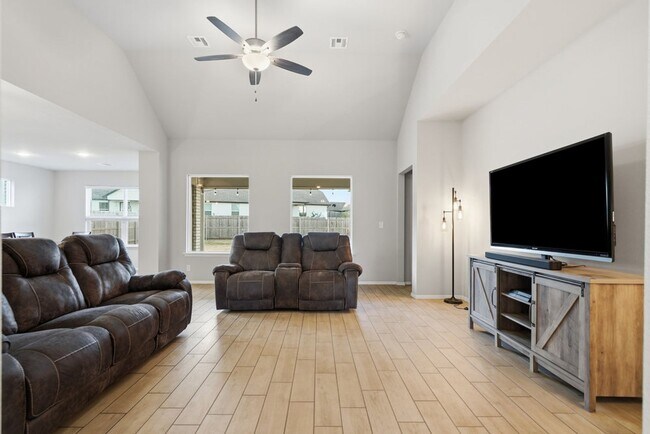 Building Photo - Welcome to this exceptionally well maintained like new home located in the Estates at Morrow Place