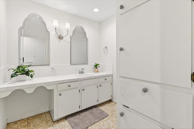 Building Photo - 722 Brock Dr