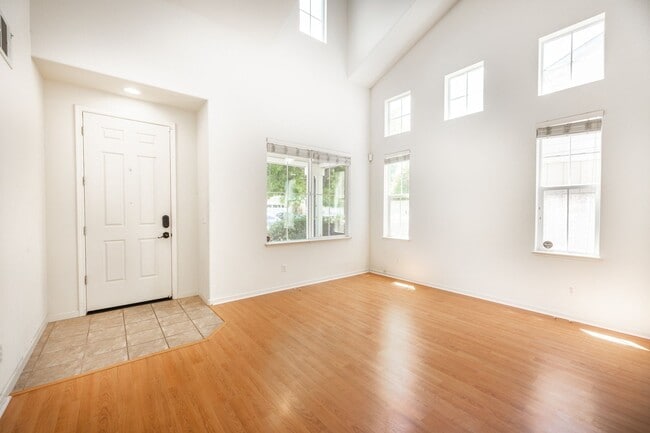 Building Photo - Large Single Family Home in Desirable Univ...