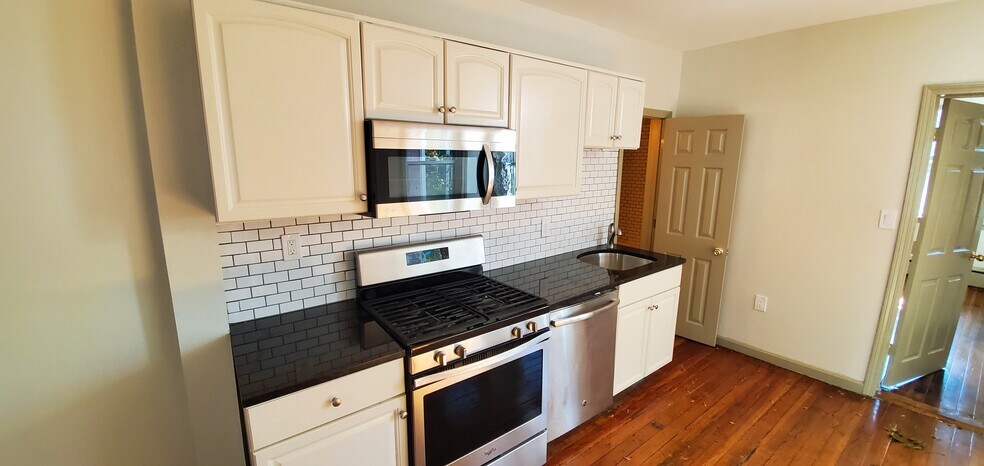 Primary Photo - 193 Maverick St