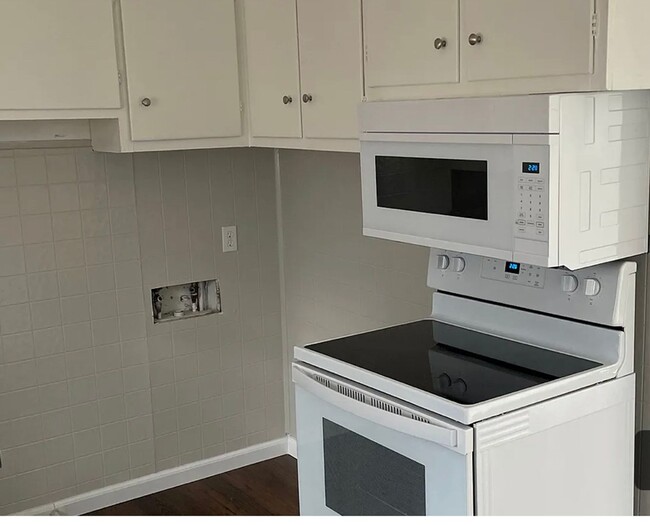 Building Photo - Washer and Dryer included, Newly Remodeled