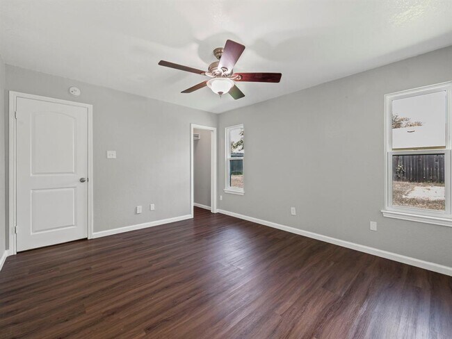 Building Photo - 1002 Cresswell Dr