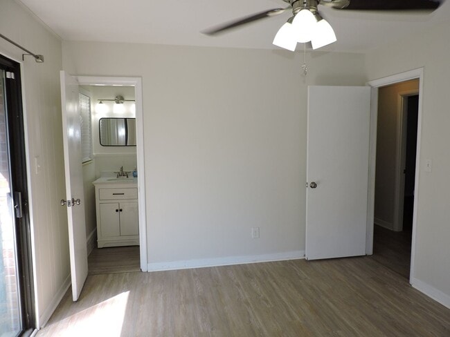 Building Photo - Convenient Northeast location!