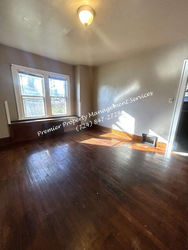 Building Photo - 979 King St