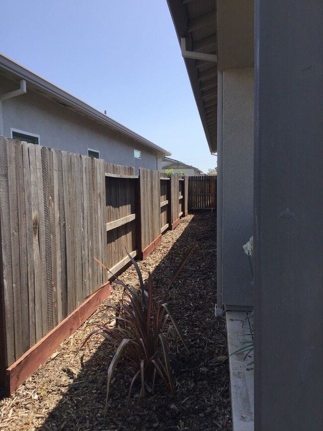 Building Photo - Beautiful home Near bus/transportation for...