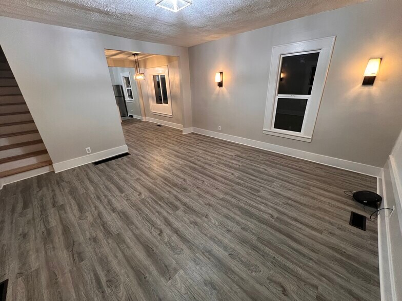 Primary Photo - 1410 Center St