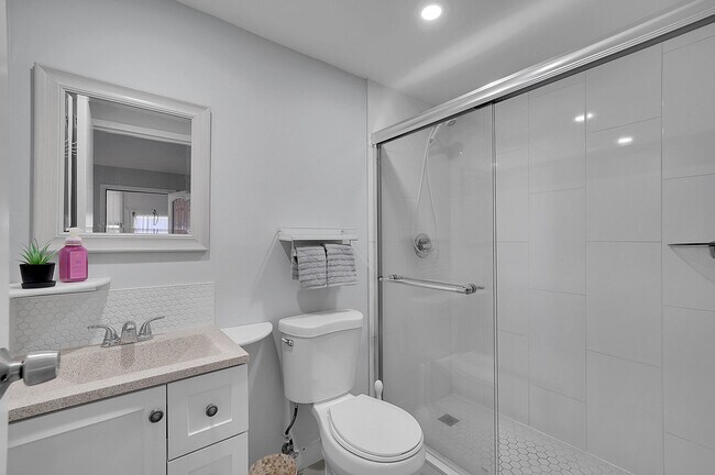 Building Photo - 646 Flanders N