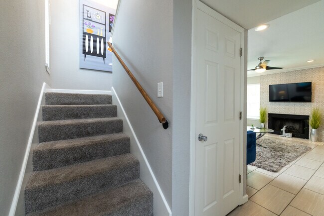 Building Photo - 2213 Park Hill Dr