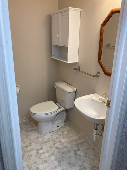 Building Photo - 585 Meadowview Ln