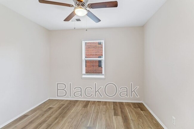 Building Photo - 1020 S Clay St