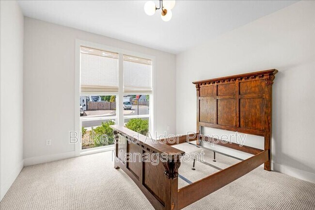 Building Photo - 496 NW Cascade Mountain Dr