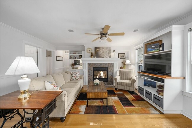Building Photo - Spacious 5-Bedroom Home with Backyard Oasi...