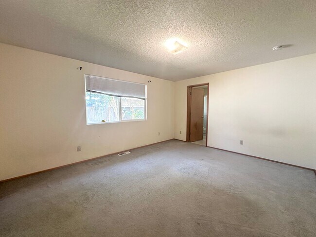 Building Photo - Wonderful centrally located Powell Butte 3...