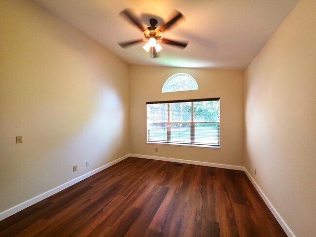 Building Photo - Beautifully Updated 3 Bedroom 2 Bath Updated Home in Lakeridge Springs with Included Yard Care