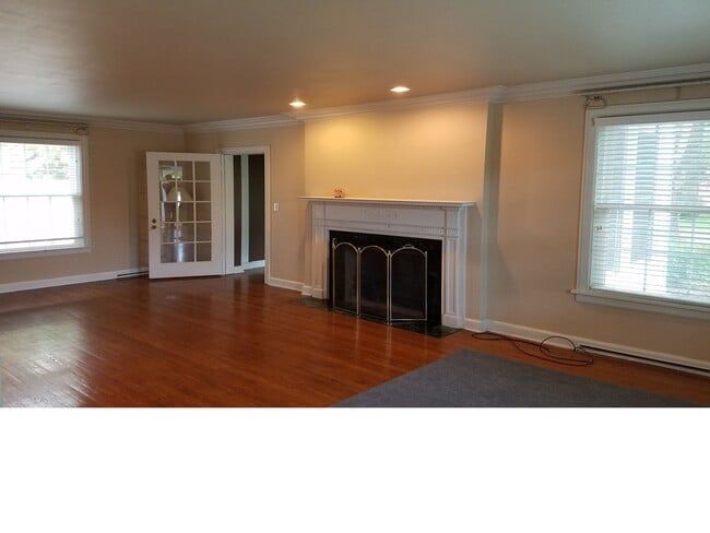 Building Photo - Charming Corner Lot Home Near U of I