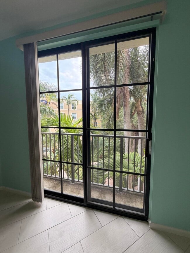 Building Photo - 630 S Sapodilla Ave