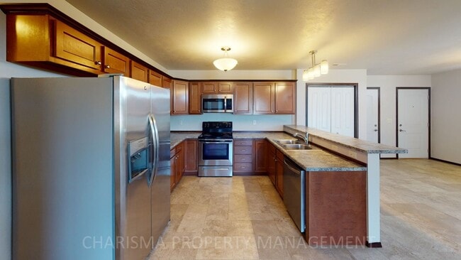 Building Photo - LOWER LEVEL 3 BEDROOM, 2 BATH TOWN HOME, INDIVIDUAL ENTRANCE, DOUBLE ATTACHED GARAGE, PET FRIENDLY