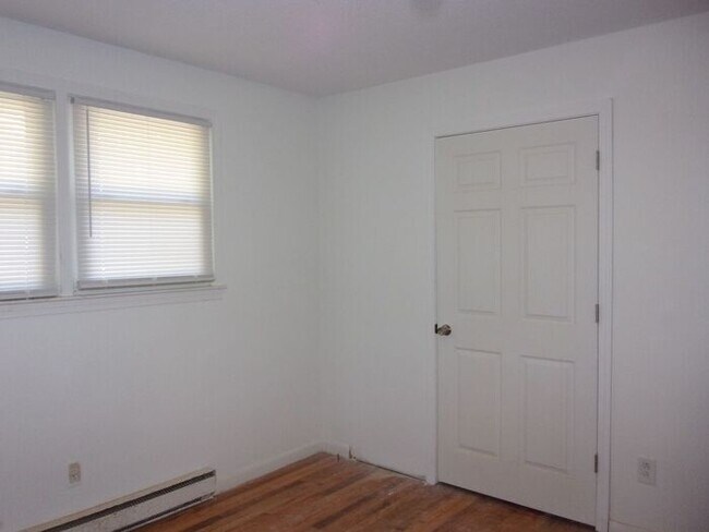 Building Photo - 3 Bedroom 1 Bath Brick Ranch - Recently Updated and Painted