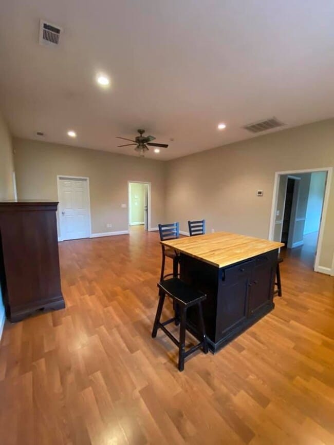 Building Photo - 3 Bed Home with 4 Car Garage!
