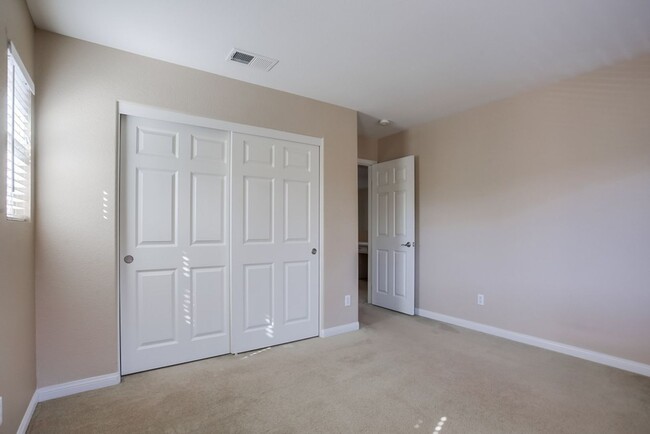 Building Photo - Spacious Rosemont 4-bedroom with Loft, and...