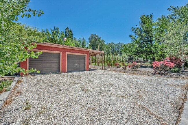 Building Photo - Charming Modern Industrial Fully Furnished Home for Lease
