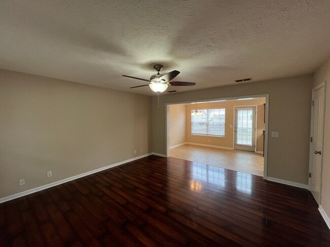 Building Photo - Cute 3 BR 2.5 BA Home Located in Culdesac in Evergreen Farms