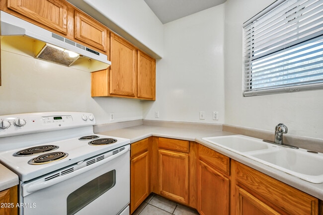 Building Photo - 1528 S Roadrunner Dr