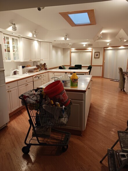 Building Photo - 10515 W Grand Ave