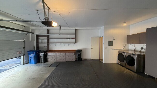 Building Photo - DESIRABLE TWO BEDROOM TWO BATH HOME IN STUDIO CITY