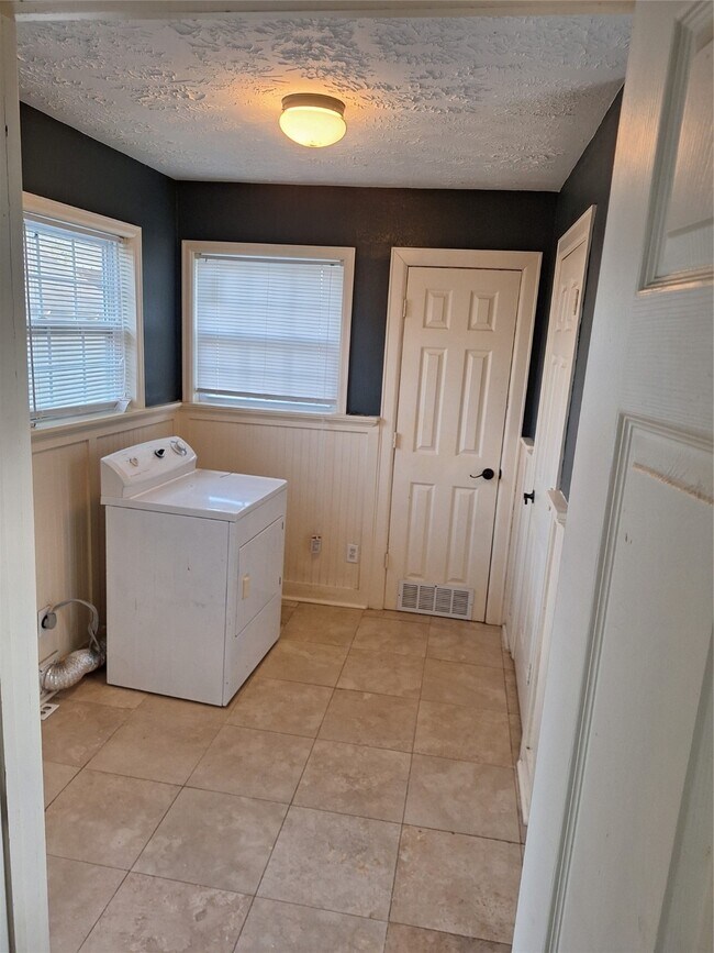 Building Photo - 2043 Alta Vista St