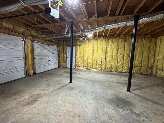 Building Photo - 3 Bedroom 2 Bath Split Level w/ Bonus Room...