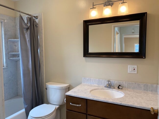 Building Photo - Epic REA-Great 1 BR/1 BA Unit in a S/S Duplex