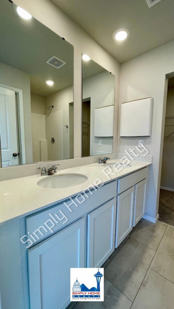 Building Photo - Step Inside to a Townhome Made for Easy Living!
