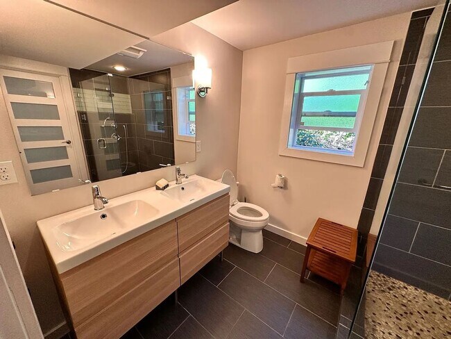 Building Photo - Charming West Seattle Home with Views of Puget Sound