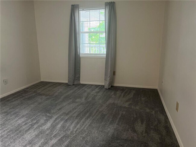 Building Photo - 1648 Raleigh Cir