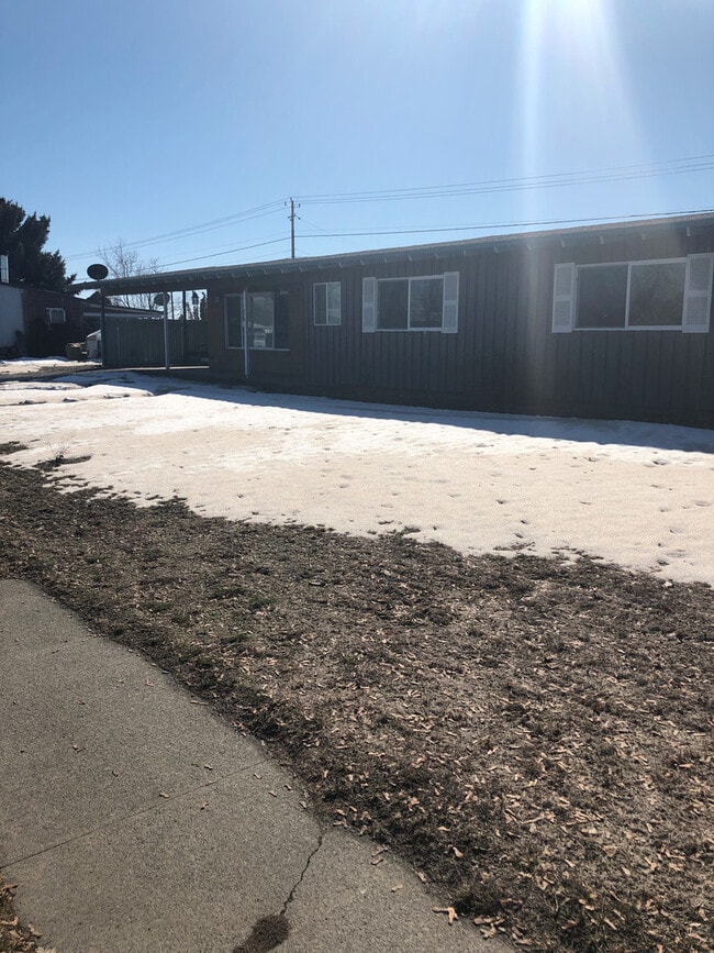 Building Photo - 3 Bedromm, 2 Bathroom Duplex!