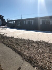 Building Photo - 3 Bedromm, 2 Bathroom Duplex!