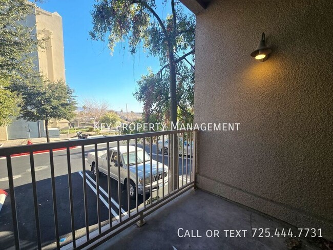 Building Photo - 2 Bedroom, 2 Bath Mid-Rise Condo off of La...