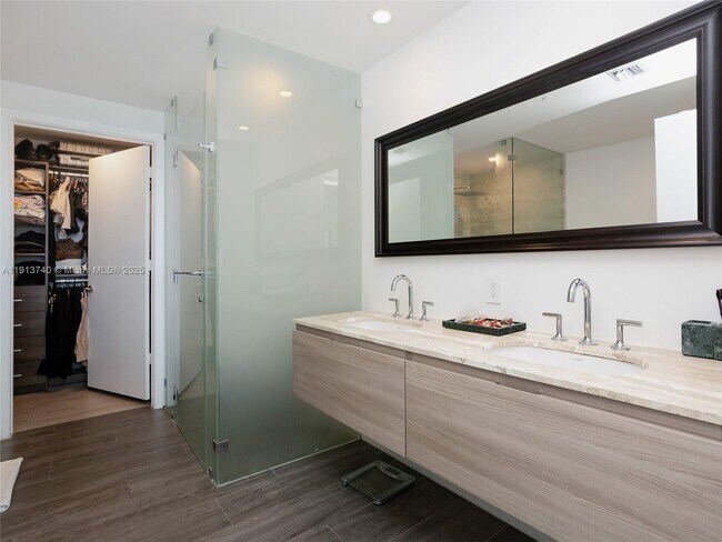 Building Photo - 2900 NE 7th Ave