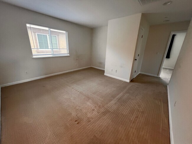 Building Photo - Great looking home and neighborhood in the North Village area close to shopping and freeway access