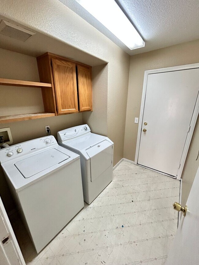 Building Photo - Gorgeous 4-bedroom home with a pool!
