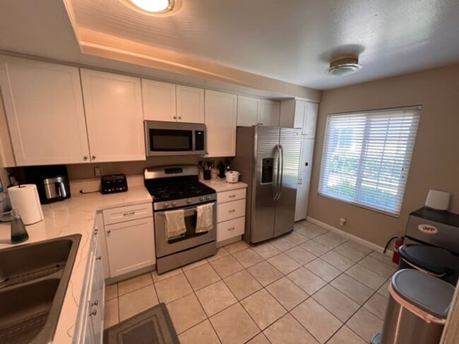 Building Photo - Beautiful 3 BD, 2.5 BA Townhome At The Gro...